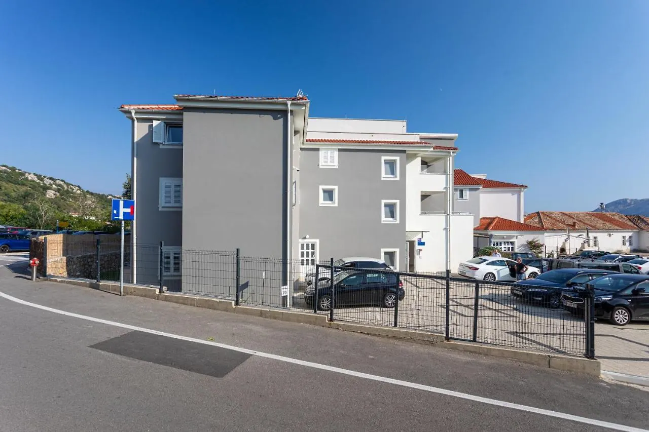 Apartments Crnekovic Tomislava 8A Baška