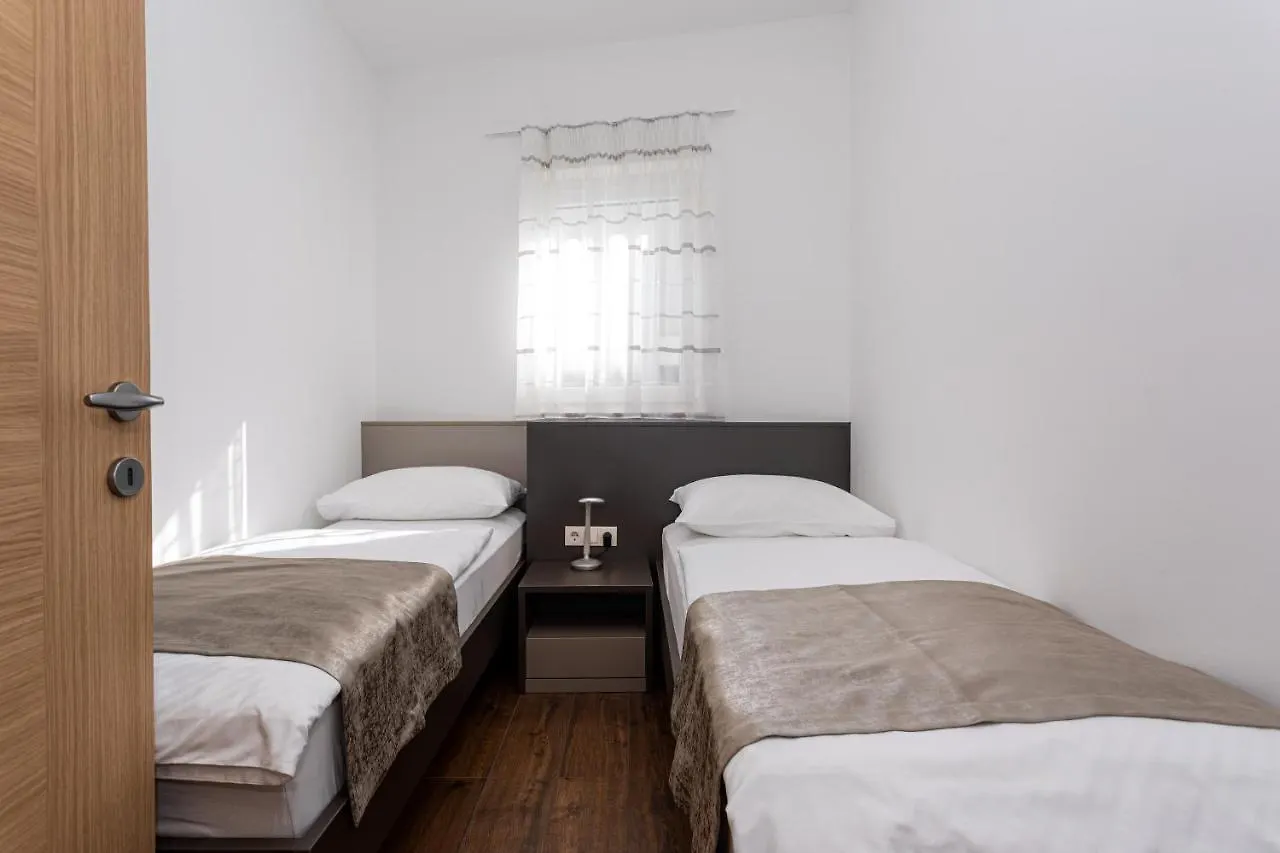 Apartments Crnekovic Tomislava 8A Baška