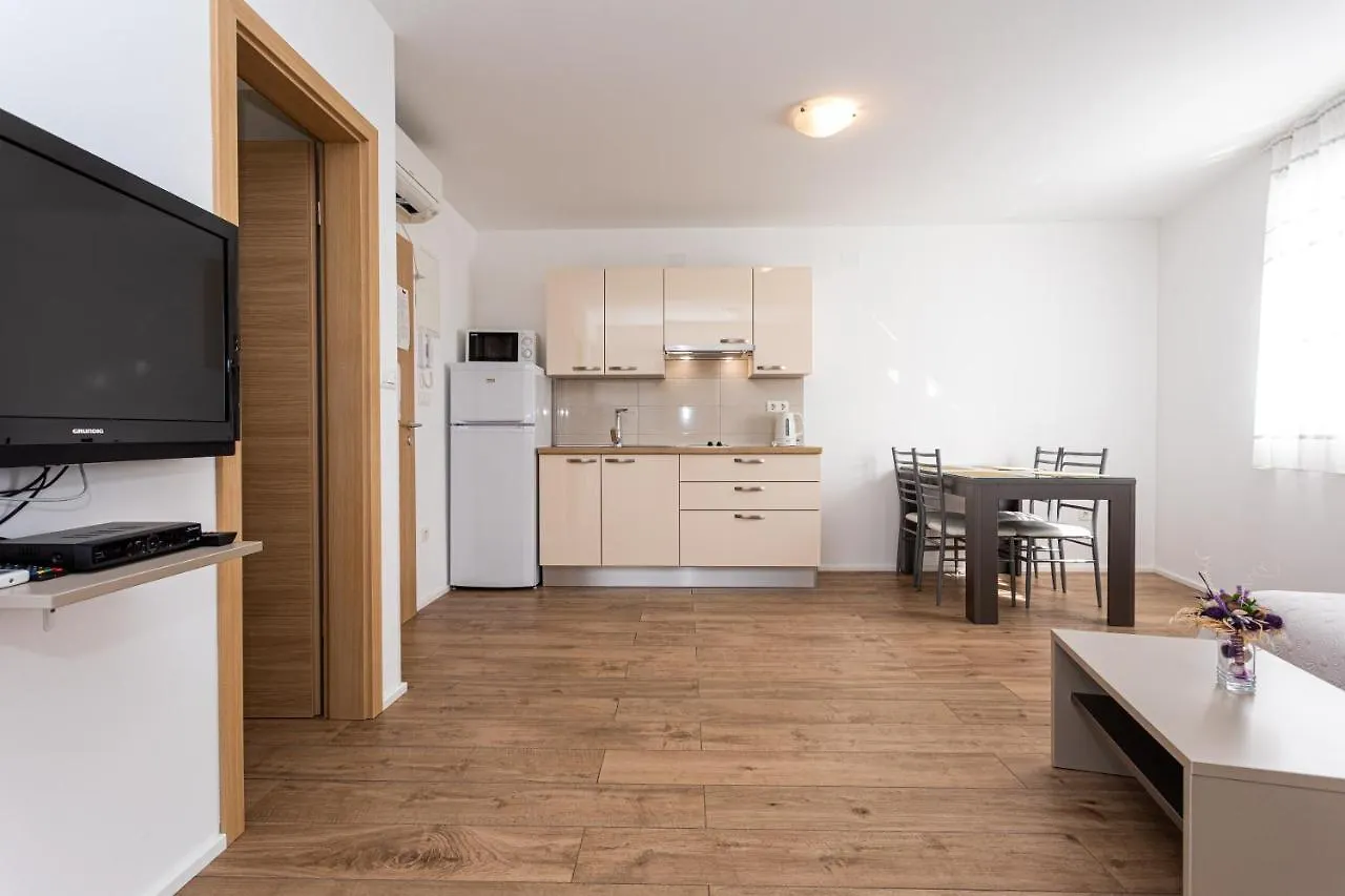 Apartments Crnekovic Tomislava 8A Baška