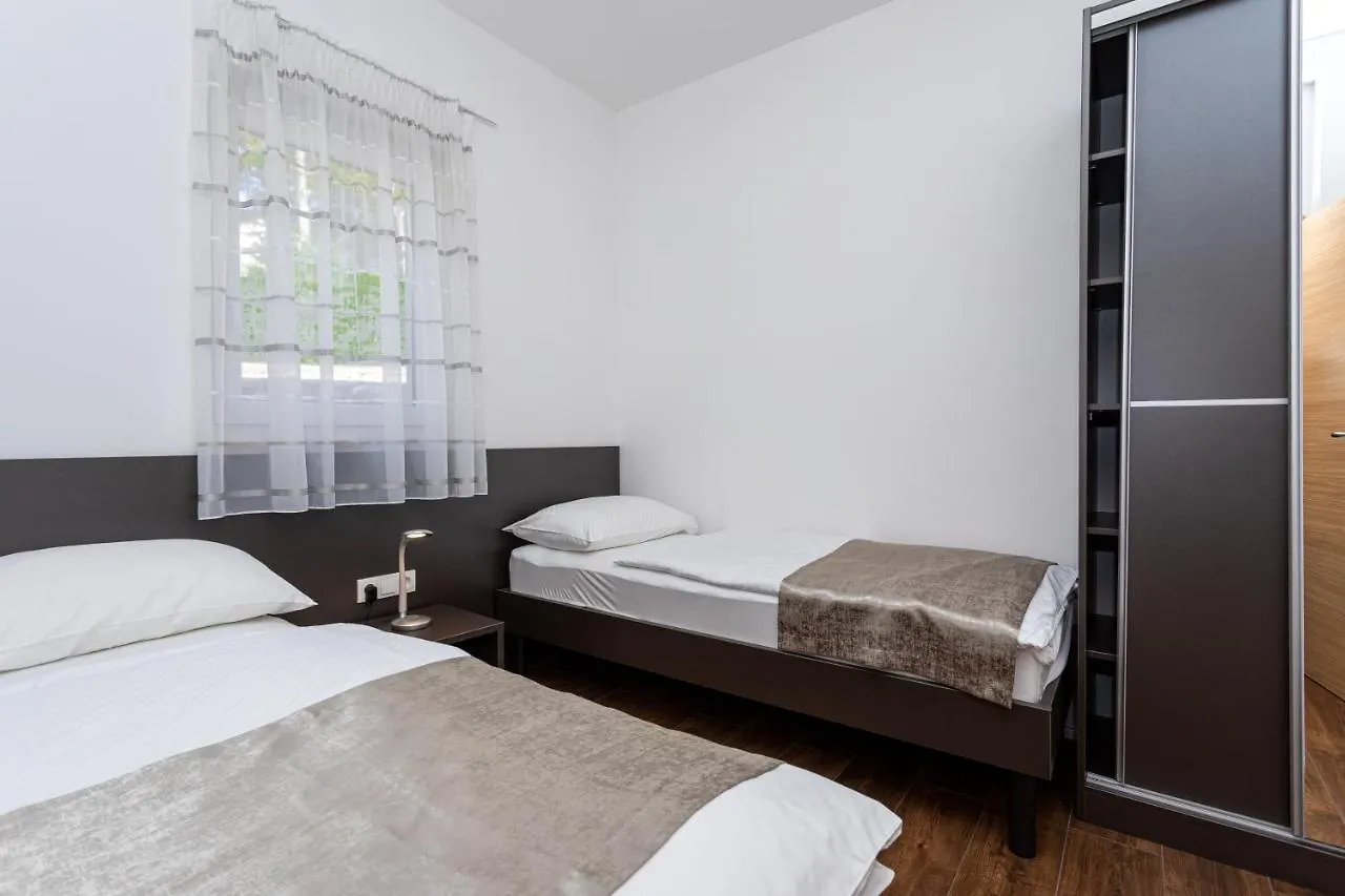 Apartments Crnekovic Tomislava 8A Baška 0*,  Croazia