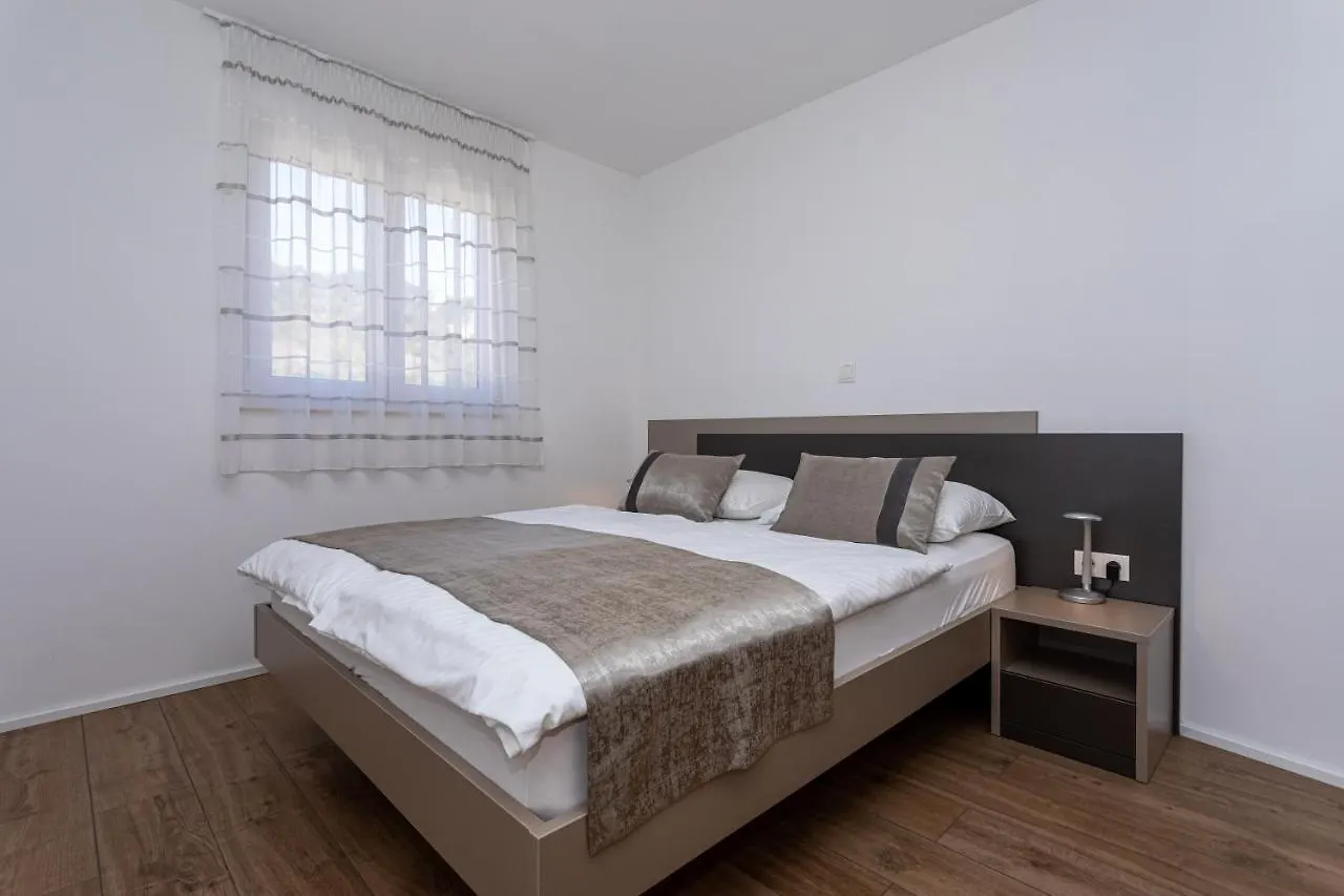 Apartments Crnekovic Tomislava 8A Baška