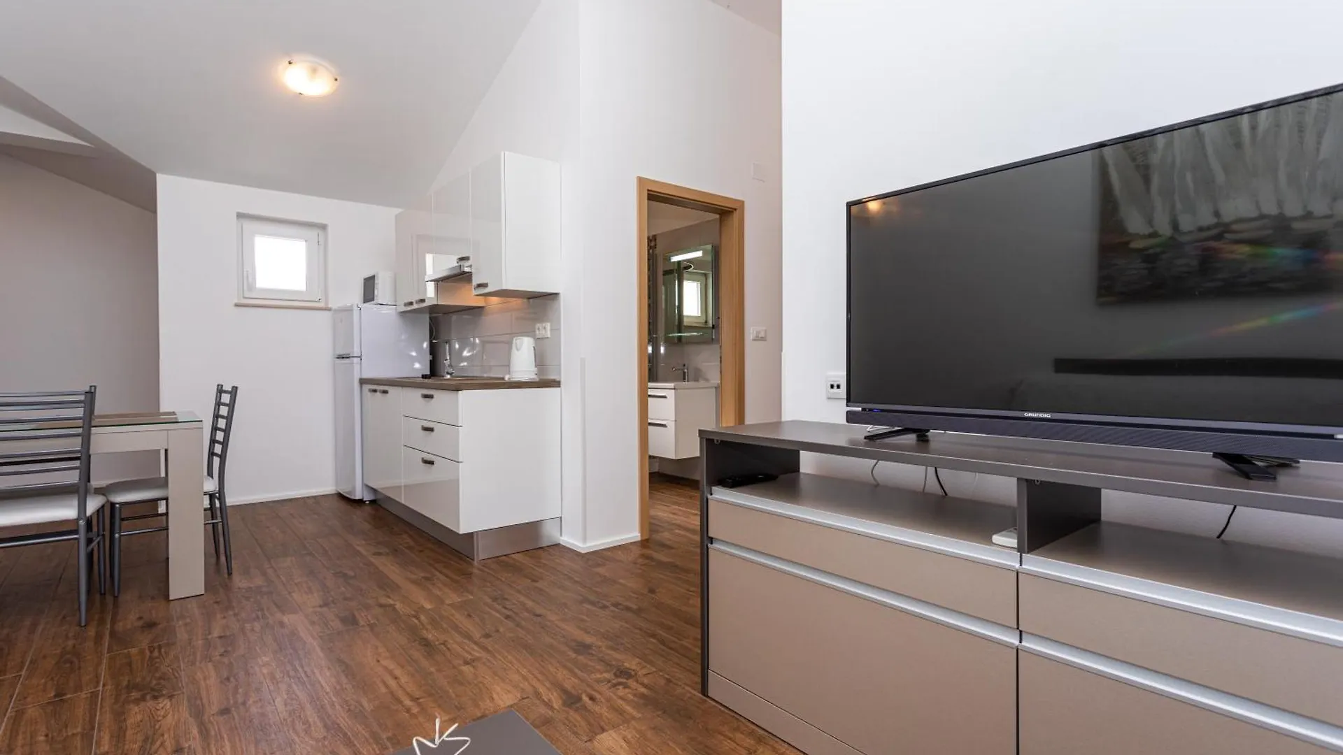 Apartments Crnekovic Tomislava 8A Baška